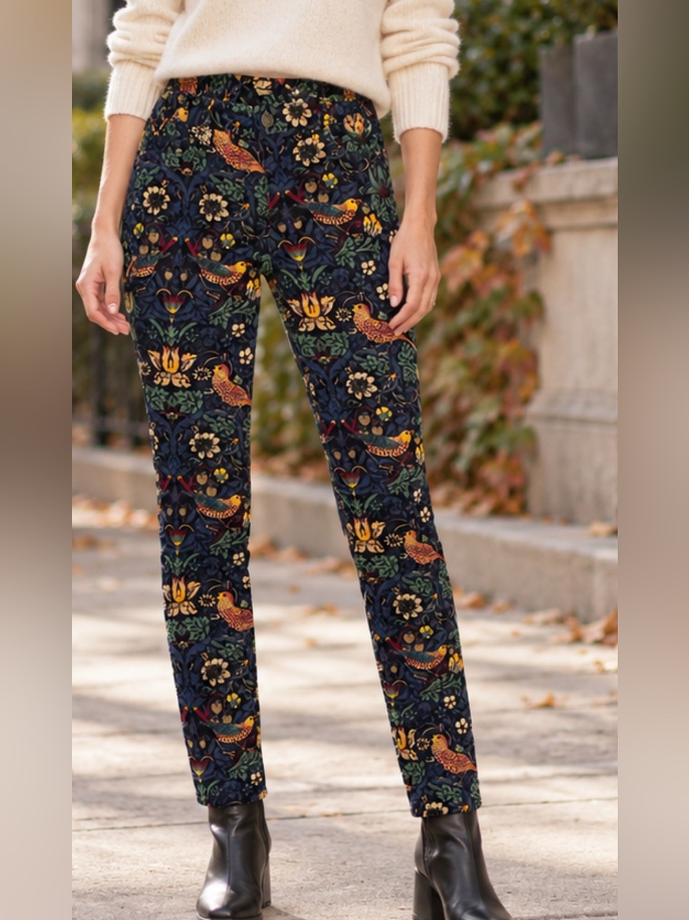 Club Monaco black slim
Leg Jeans with Multicolor Floral & Bird Print size 6